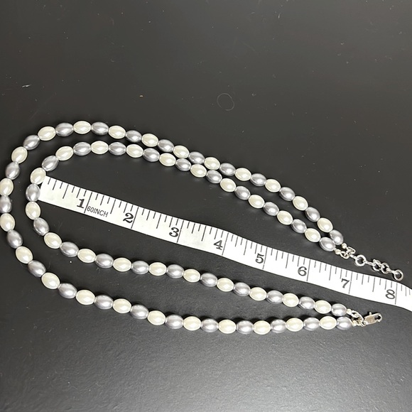 Handmade Mother of Pearl necklace. Grey and white color. - Picture 5 of 5